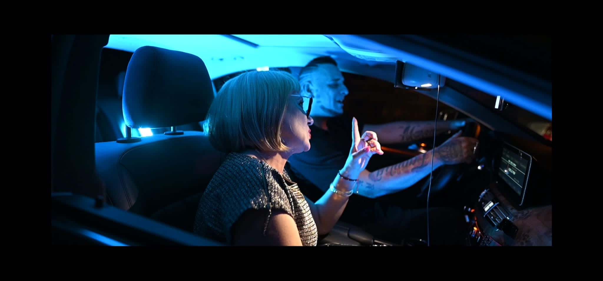 In noul videoclip a lovit-o cu trotineta, apoi s-au „combinat”, de față cu soțul ei!