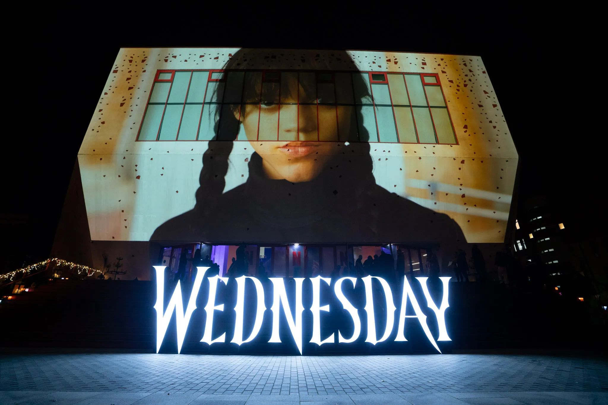 Netflix a sărbătorit lansarea serialului WEDNESDAY, printr-un eveniment dedicat fanilor din România