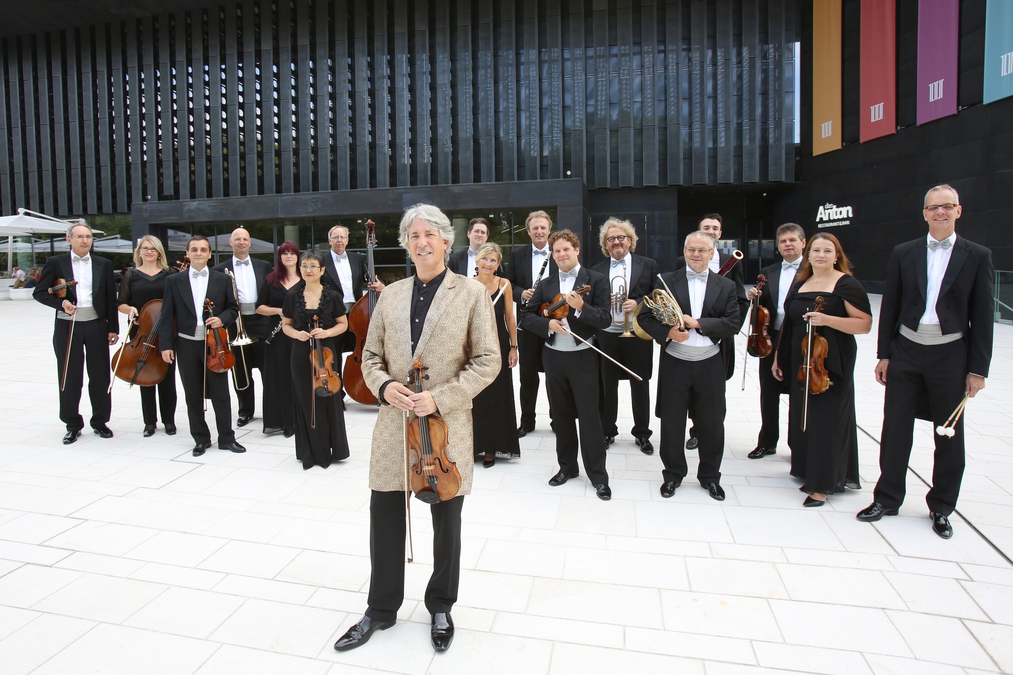 Surprize de la Johann Strauss Ensemble & Russell McGregor care vin in Romania