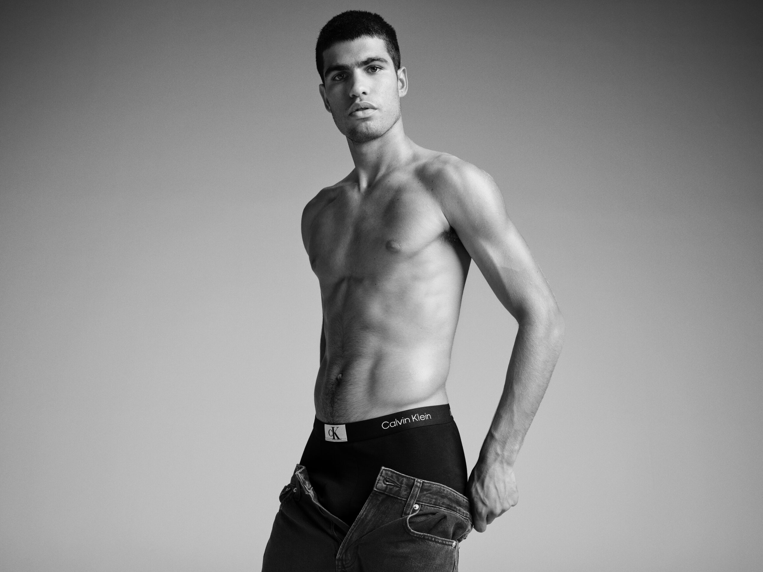Calvin Klein dezvaluie ultima campanie Calvins or nothing, cu jucatorul numarul 1 mondial la simplu, Carlos Alcaraz.