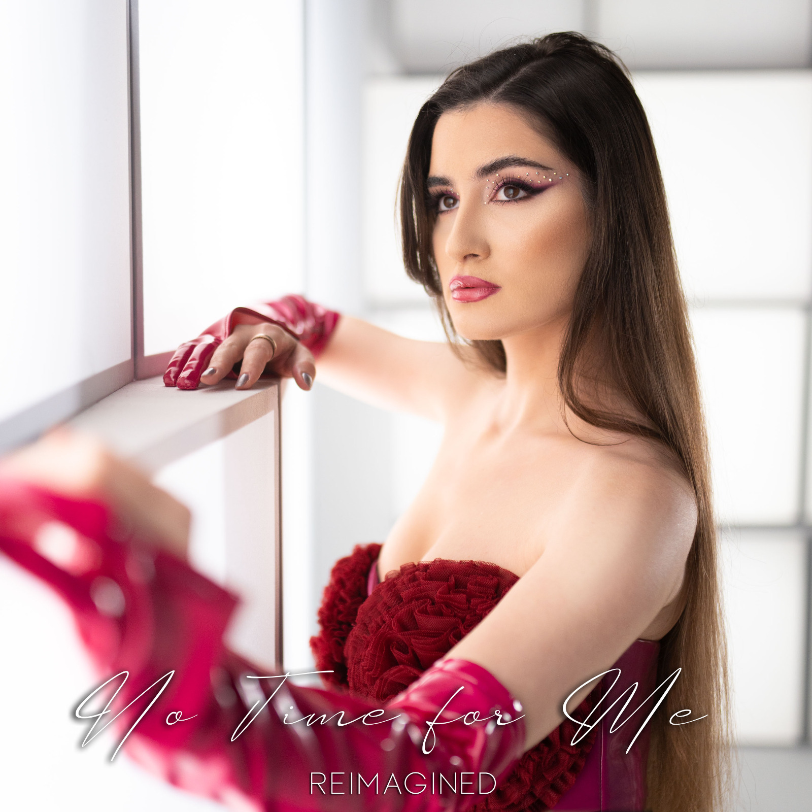 Andrada Popa, finalista Eurovision lansează varianta finala a piesei  „No time for me” alături de un visualizer plin de emoție.