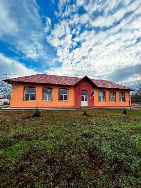 Camelia Potec a vizitat scoala braileana din comuna Romanu recent renovata de Asociatia BookLand