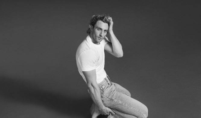 Calvin Klein dă start-ul campaniei SPRING 2023 alături de Aaron Taylor-Johnson, FKA twigs, JENNIE, Kendall Jenner și Michael B. Jordan