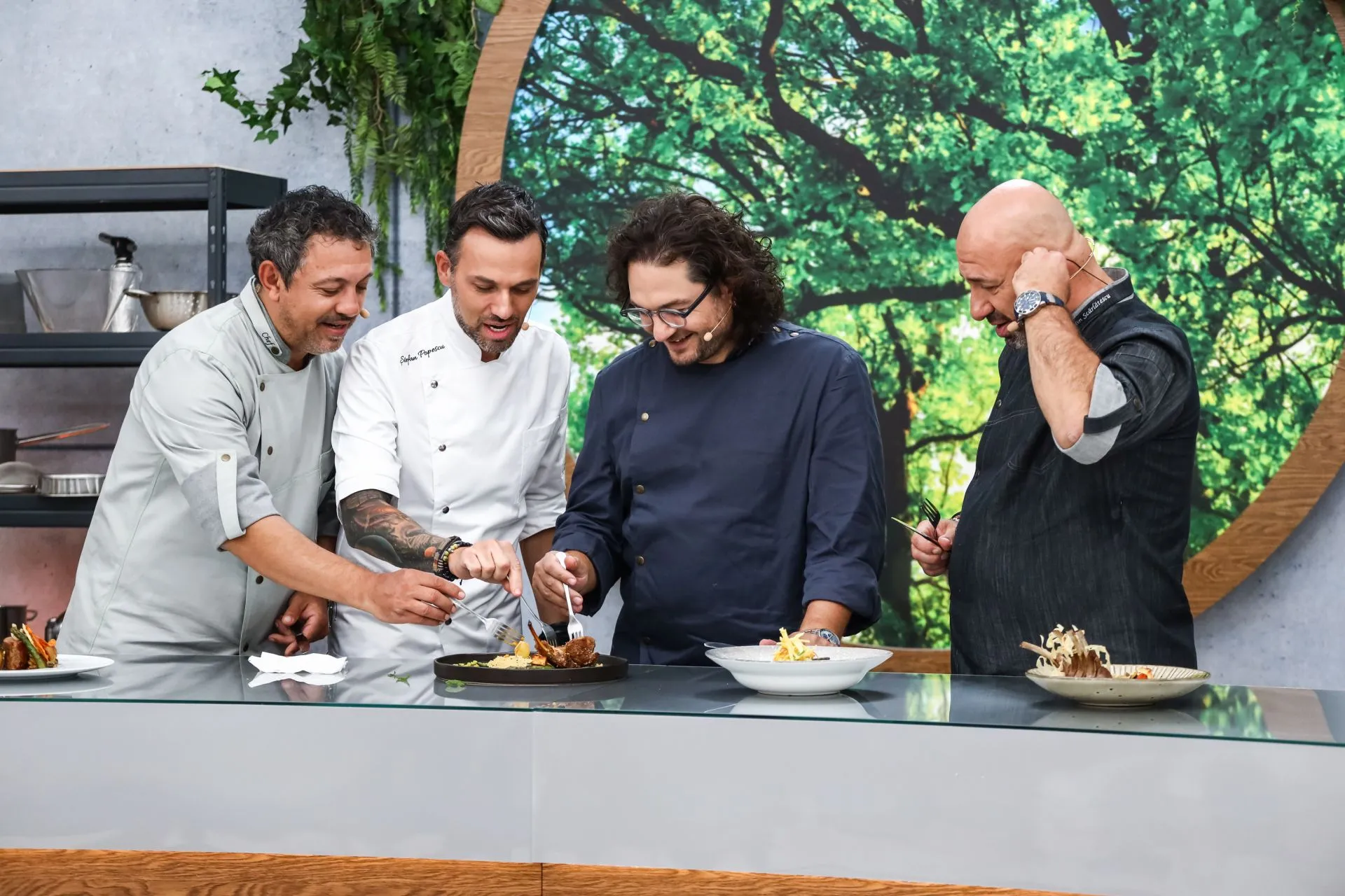 În seara aceasta, la Antena 1, de la 20:30, sezonul 11 Chefi la cuțite începe în forță! 11 cutii, deschise treptat, complică la maximum misiunea Chefilor la prima amuletă