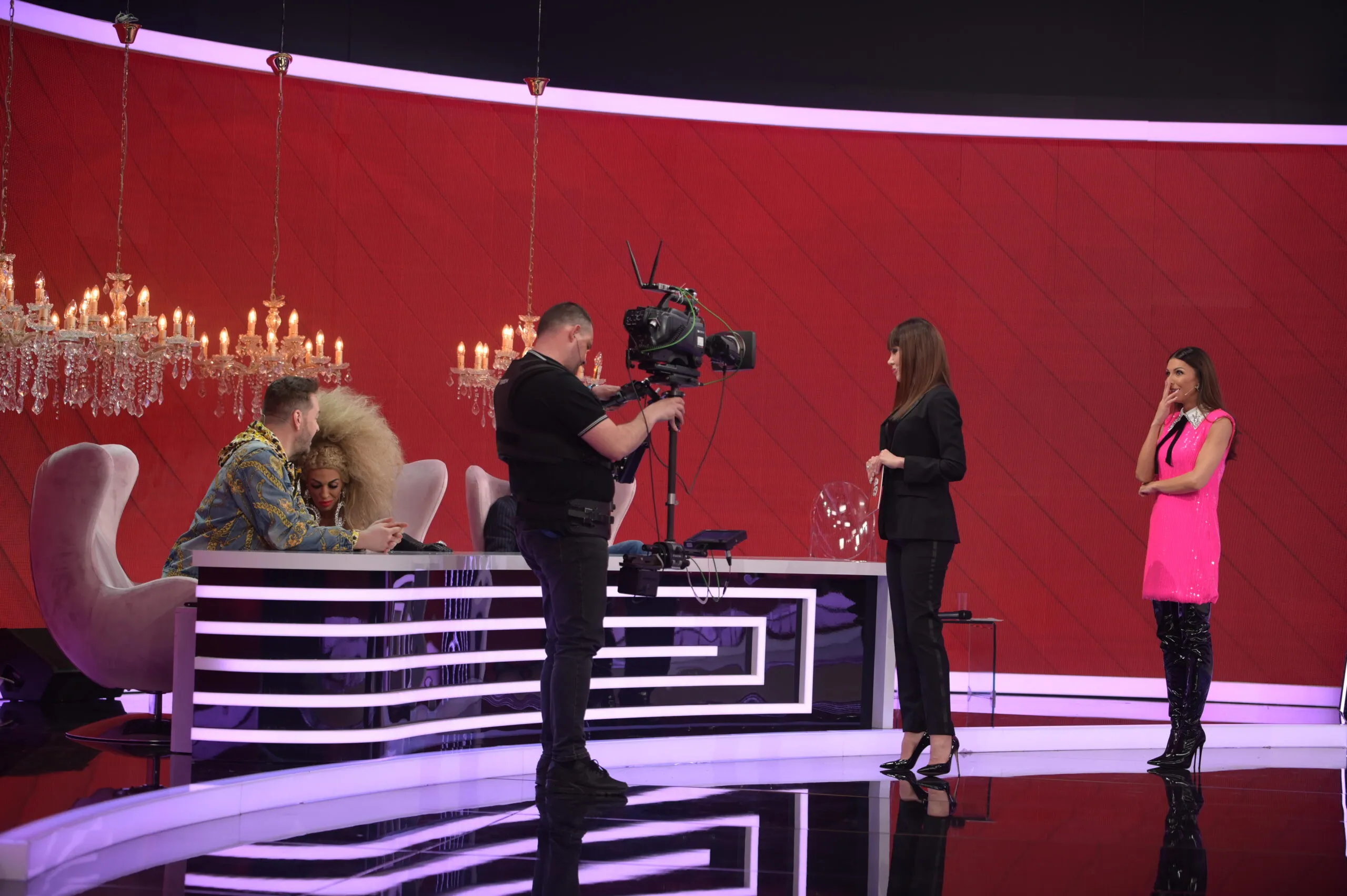 Ce ascunde Raluca Bădulescu în geantă? Denise Rifai i-a surprins cu întrebări roșii pe jurații de la “Bravo, ai stil!, chiar la filmările show-ului