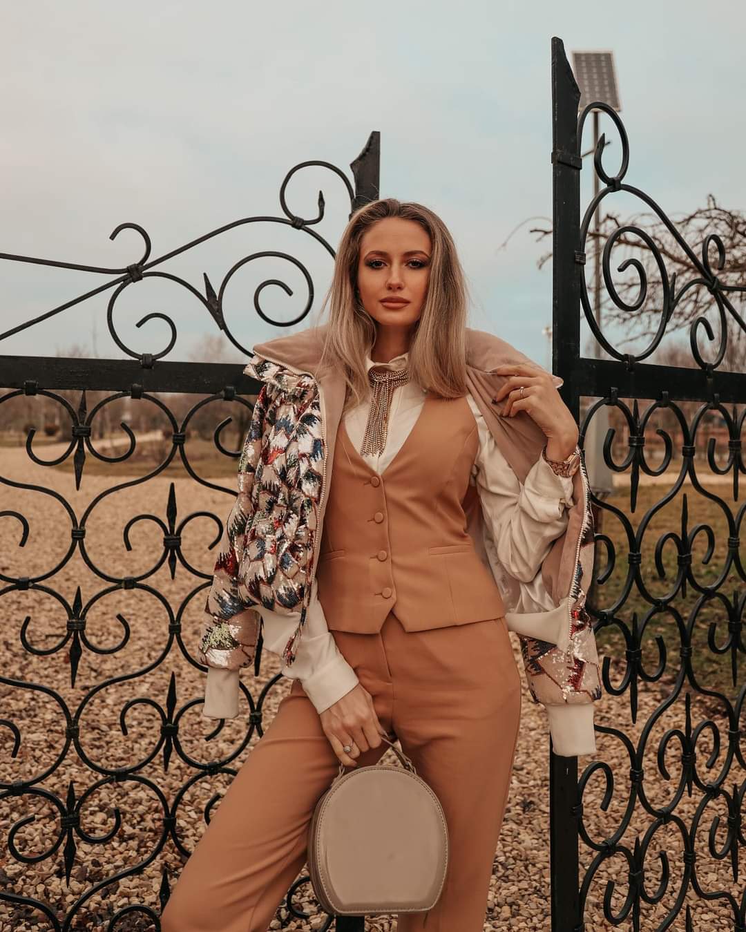 Iselin Dimitri, designerul din spatele ținutelor purtate de zeci de vedete, printre care Lili Sandu, Jojo sau Gabriela Oțil