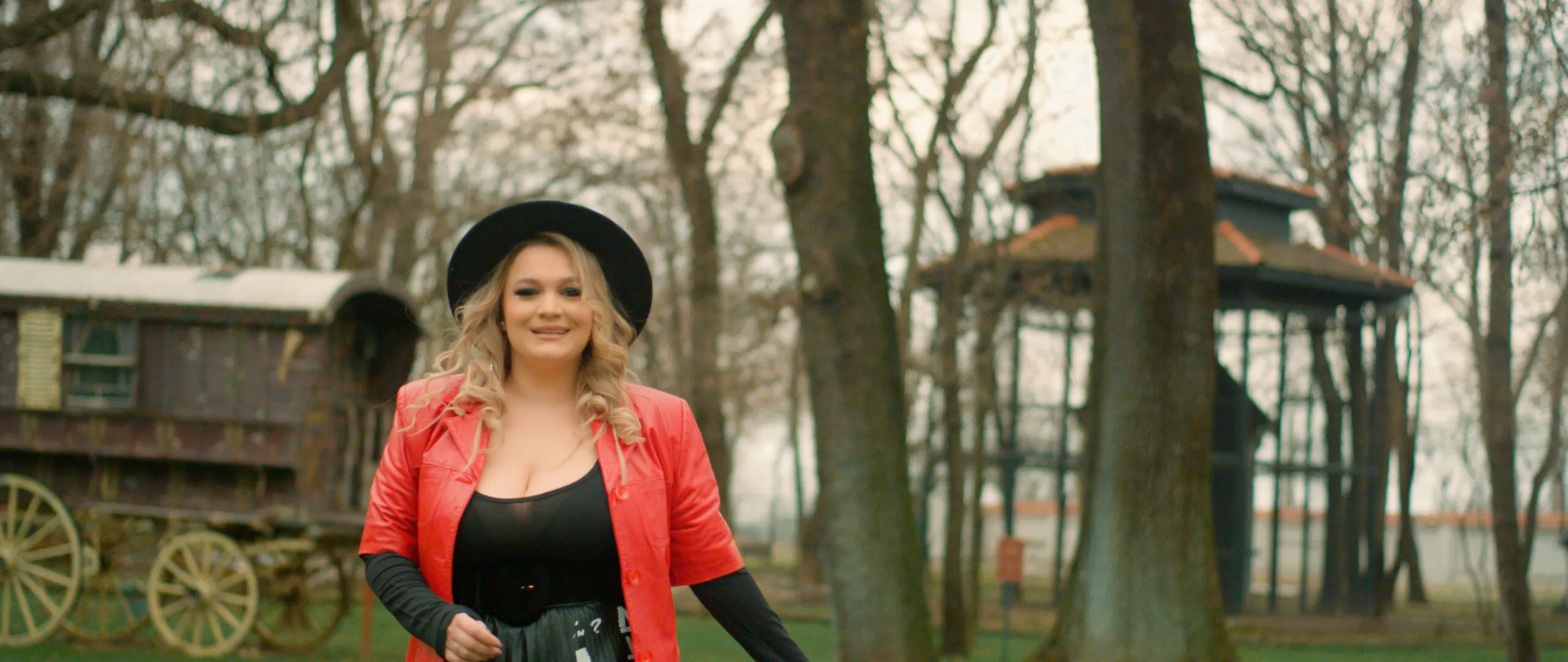Izabela și Taraful Simion au lansat videoclipul piesei ”Of, of, of”, o nouă parodie muzicală