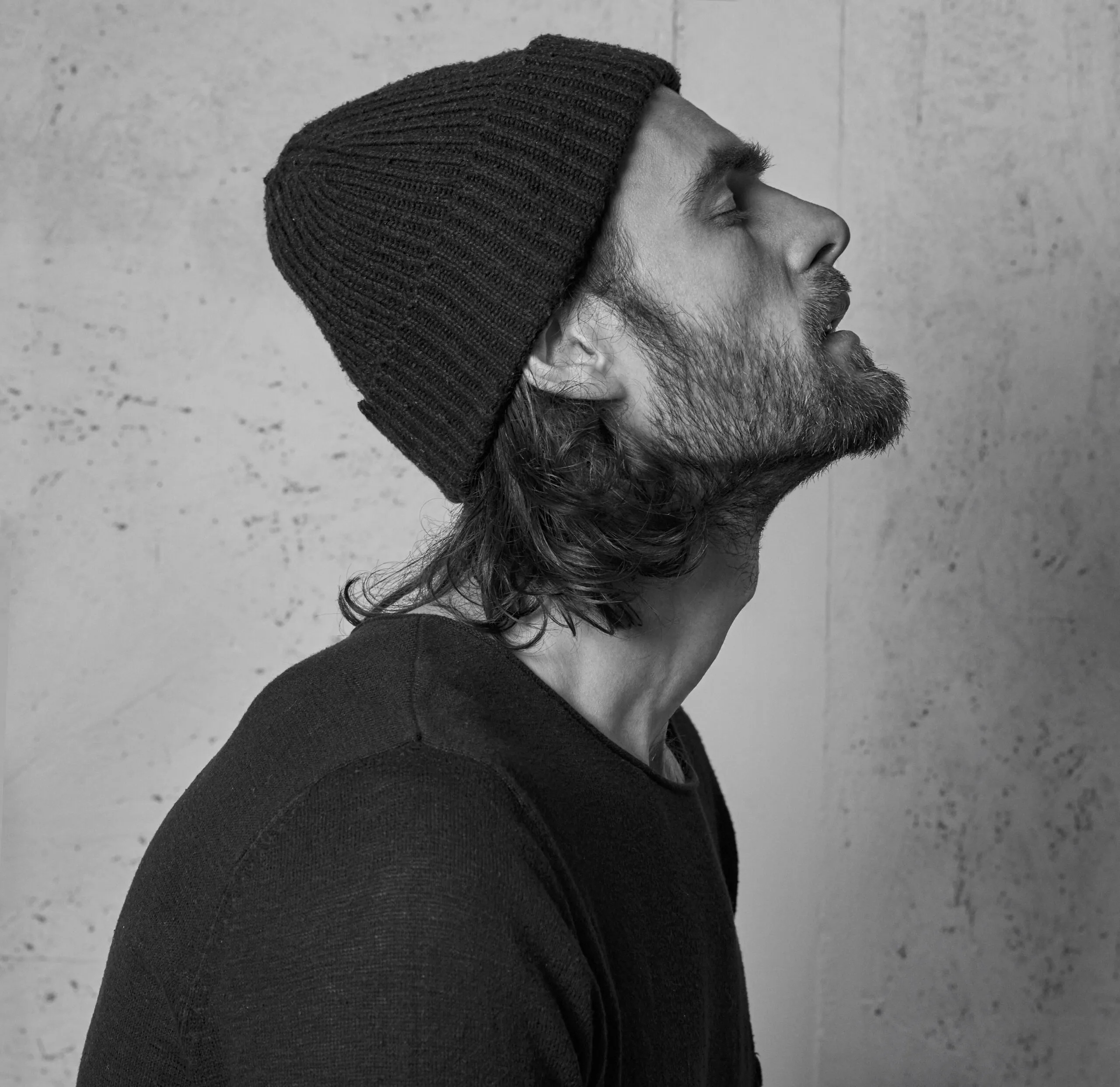 Dupa patru ani de asteptare, Mihail a lansat albumul de debut – To Whom We Return