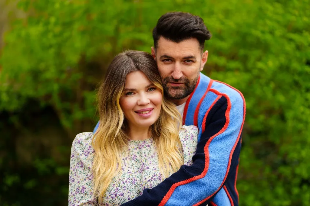 Pe aceeași “bancă a mărturisirilor” pe care au spus că vor deveni părinți, Smiley și Gina Pistol anunță că se căsătoresc