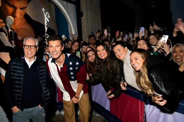 Tommy Hilfiger si Shawn Mendes si-au prezentat colectia de primavara 2023 Tommy X Shawn Classics Reborn
