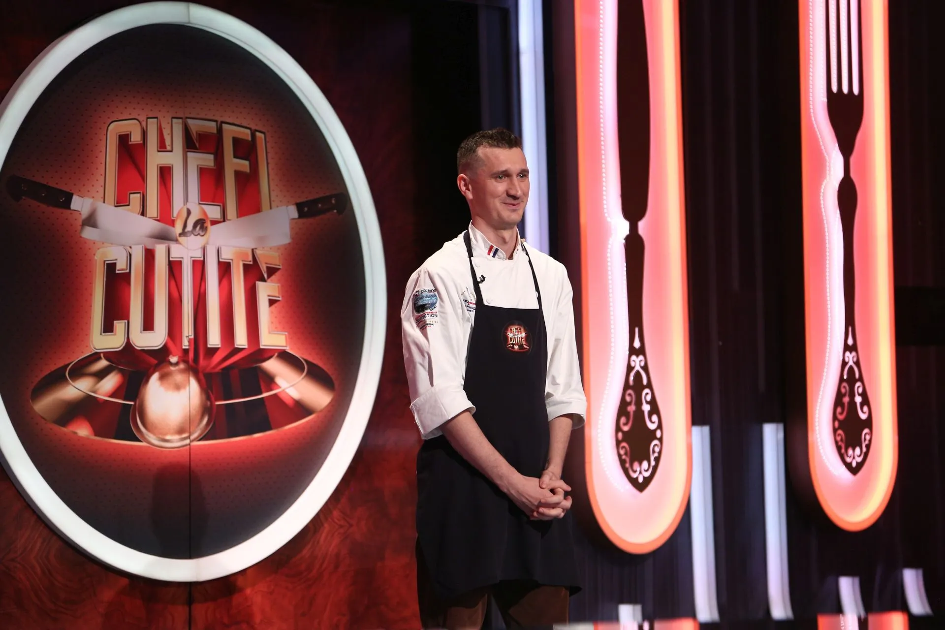 Chef Florin Dumitrescu i-a oferit aseară cuțitul de aur lui Laurențiu Neamțu, românul care a gătit pentru Céline Dion și Michael Jordan. Chefi la cuțite, lider de audiență
