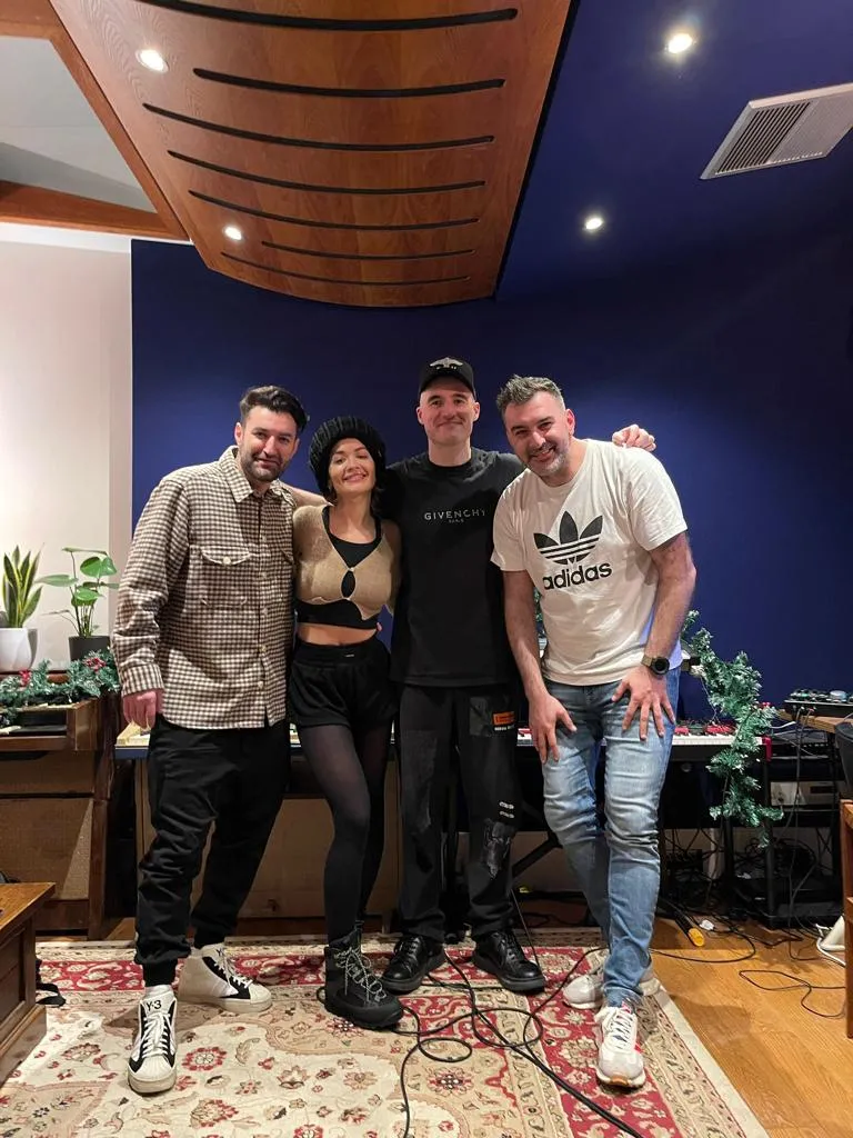 Românul Șerban Cazan semnează producția muzicală pentru RITA ORA și Fatboy Slim – „Praise You” și lucrează la noul album Rag’n’Bone