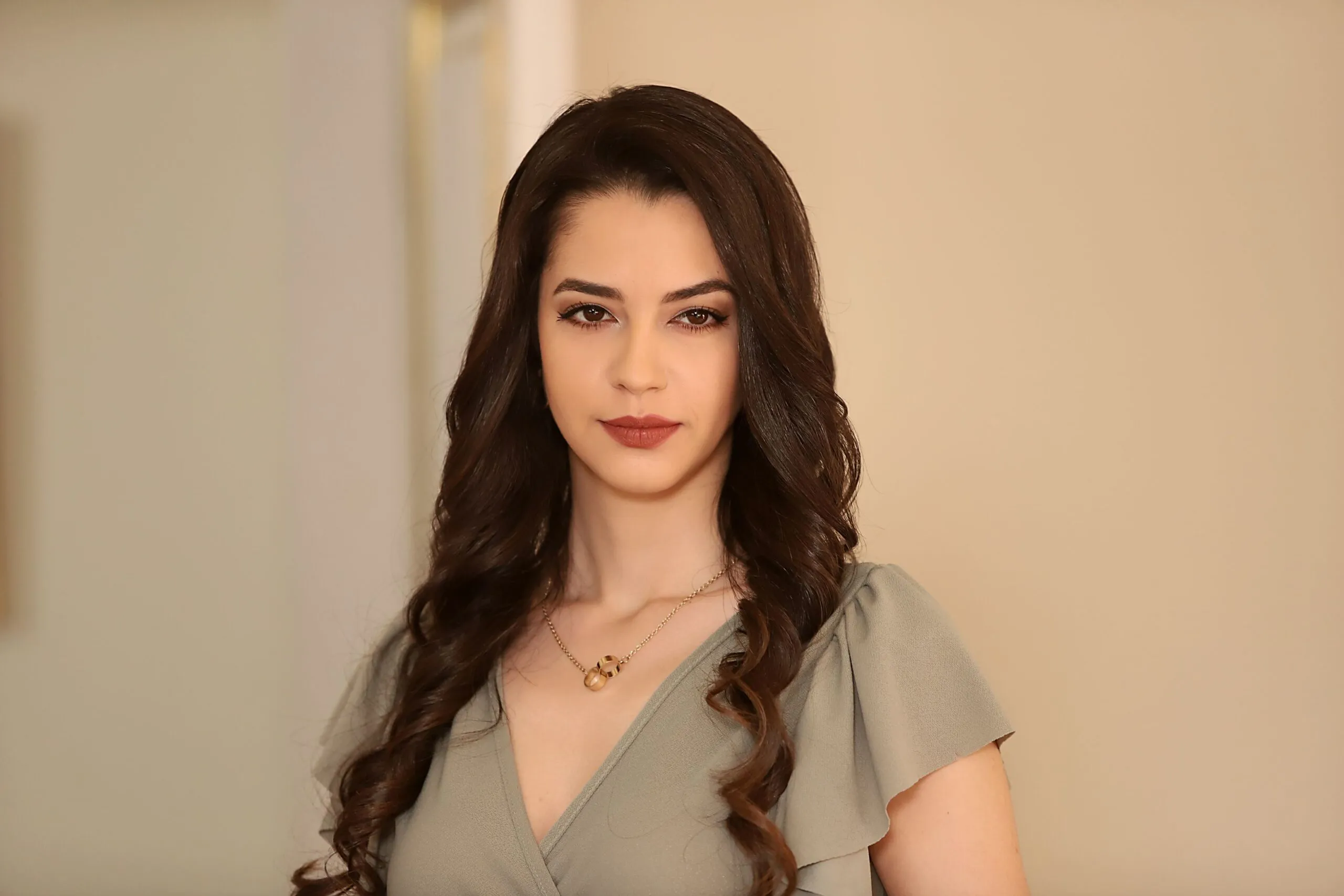 Cine este malefica Yagmur Çokgenç, actrița care o interpretează pe Yeliz Altinsoy în serialul „Instinct de mamă”, de la Kanal D2