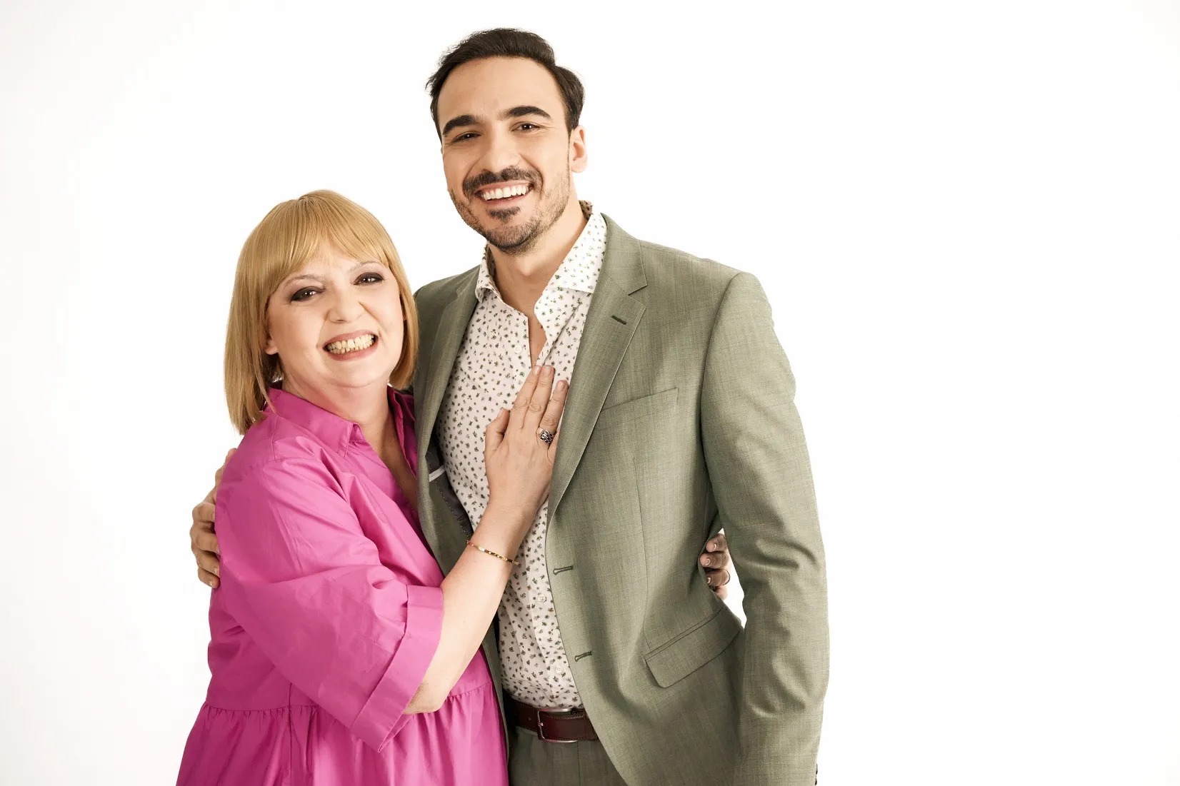 Emilia Popescu revine pe micile ecrane în comedia romantică Lasă-mă, îmi place! Camera 609 de la Antena 1. Emilia va face cuplu cu actorul Mihai Călin