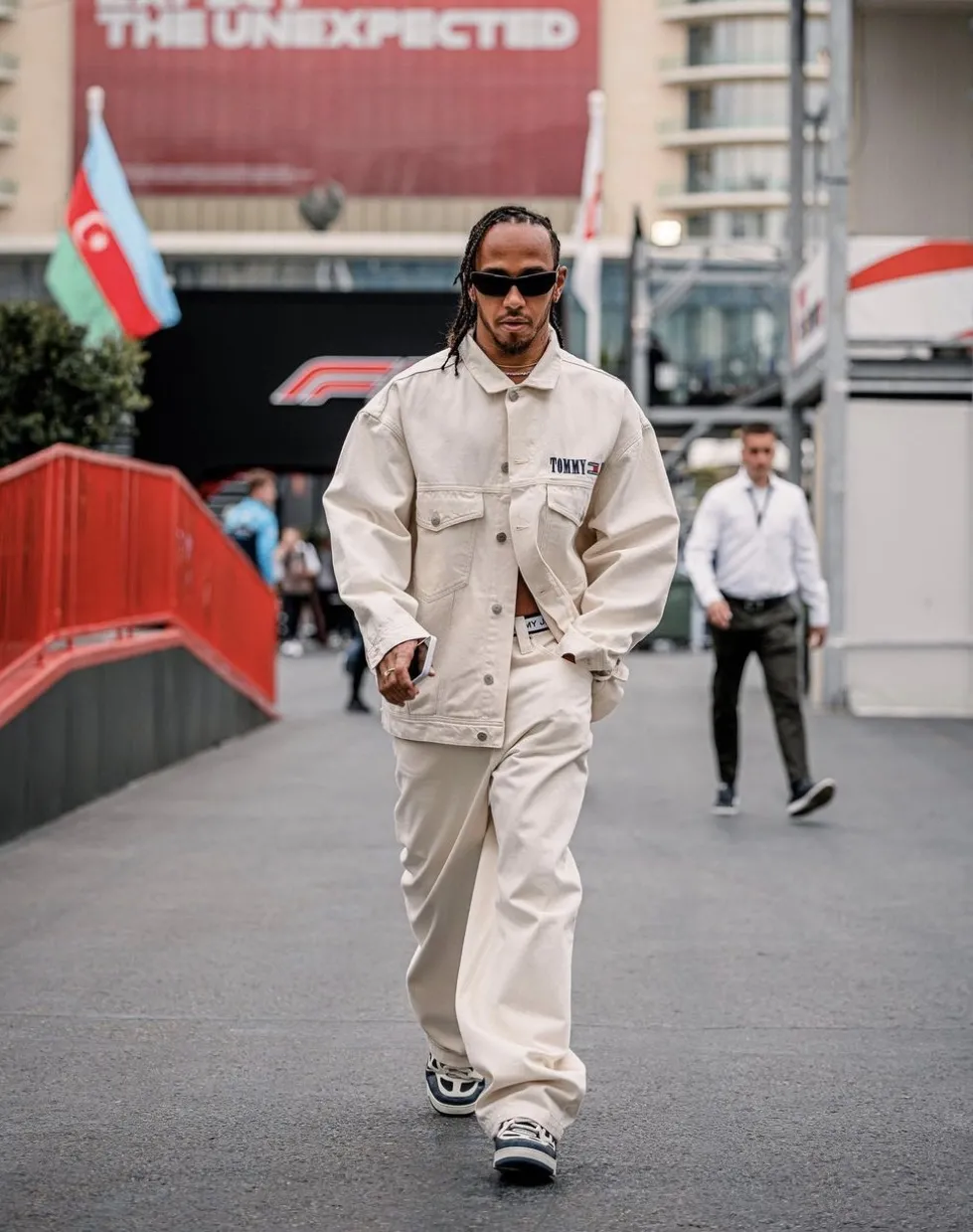 Lewis Hamilton inspira un stil fresh pentru primavara purtand produse din colectia Tommy Jeans Primavara 2023 in Baku, Azerbaijan