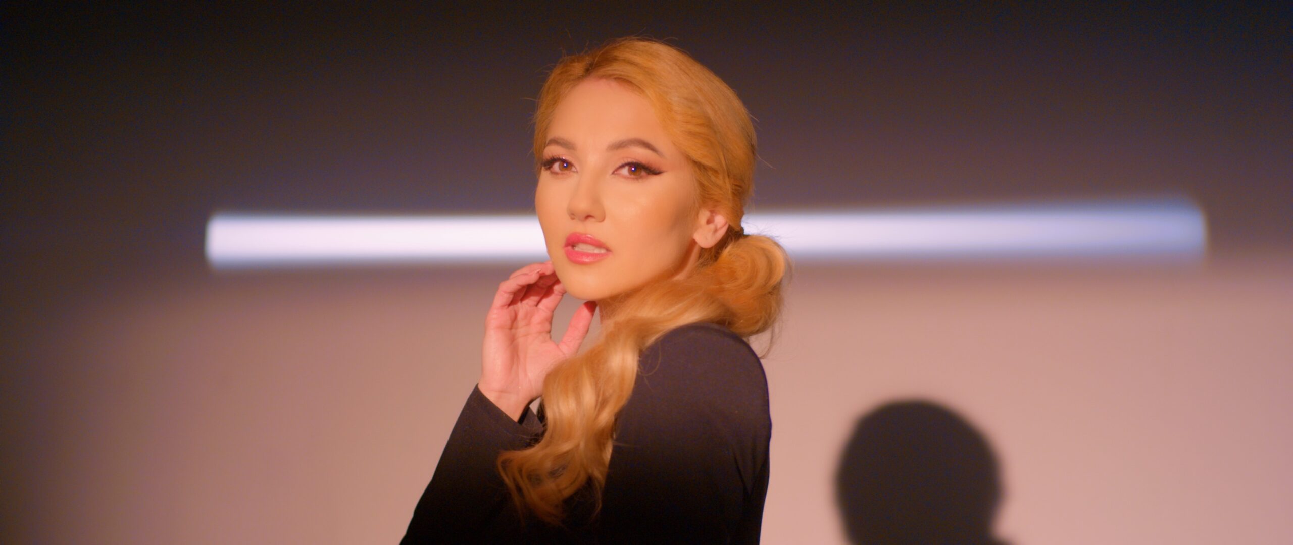 Simona Nae și Luis Gabriel, colaborare specială pentru videoclipul piesei “Floare de NU MĂ UITA”