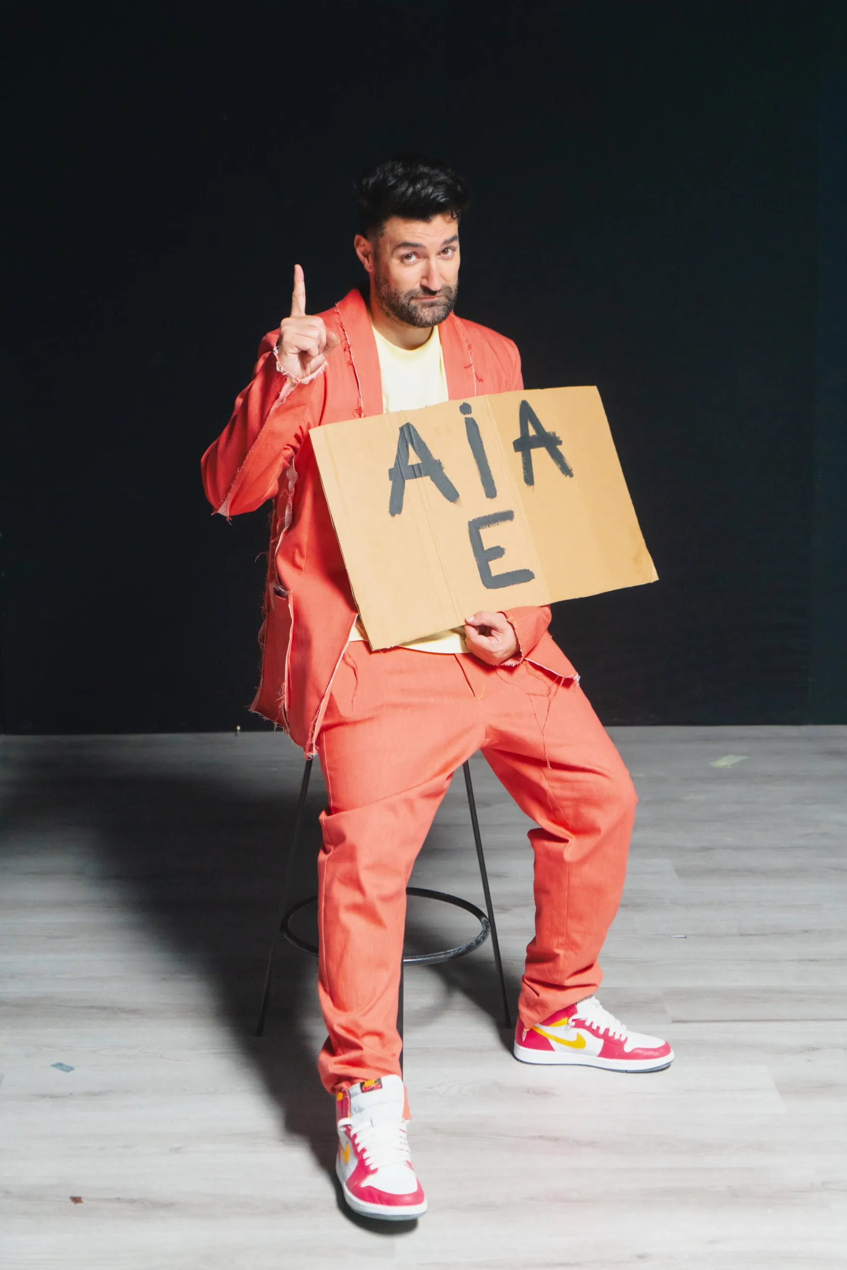 În prag de vară și de sezon al distracțiilor, Smiley lansează „Aia e”, imnul optimistului