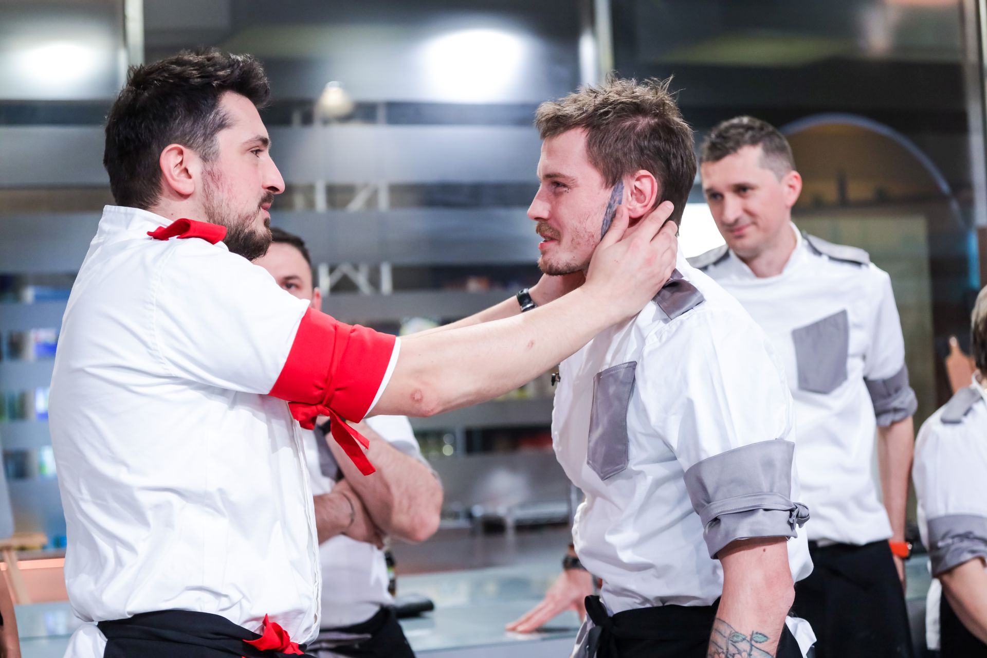 Iustin Cîmpeanu a ieșit din competiția Chefi la cuțite în locul lui George Borșaru. Diseară, echipele se întrec în mixuri de culori cuceritoare pentru un juriu alcătuit din pictori