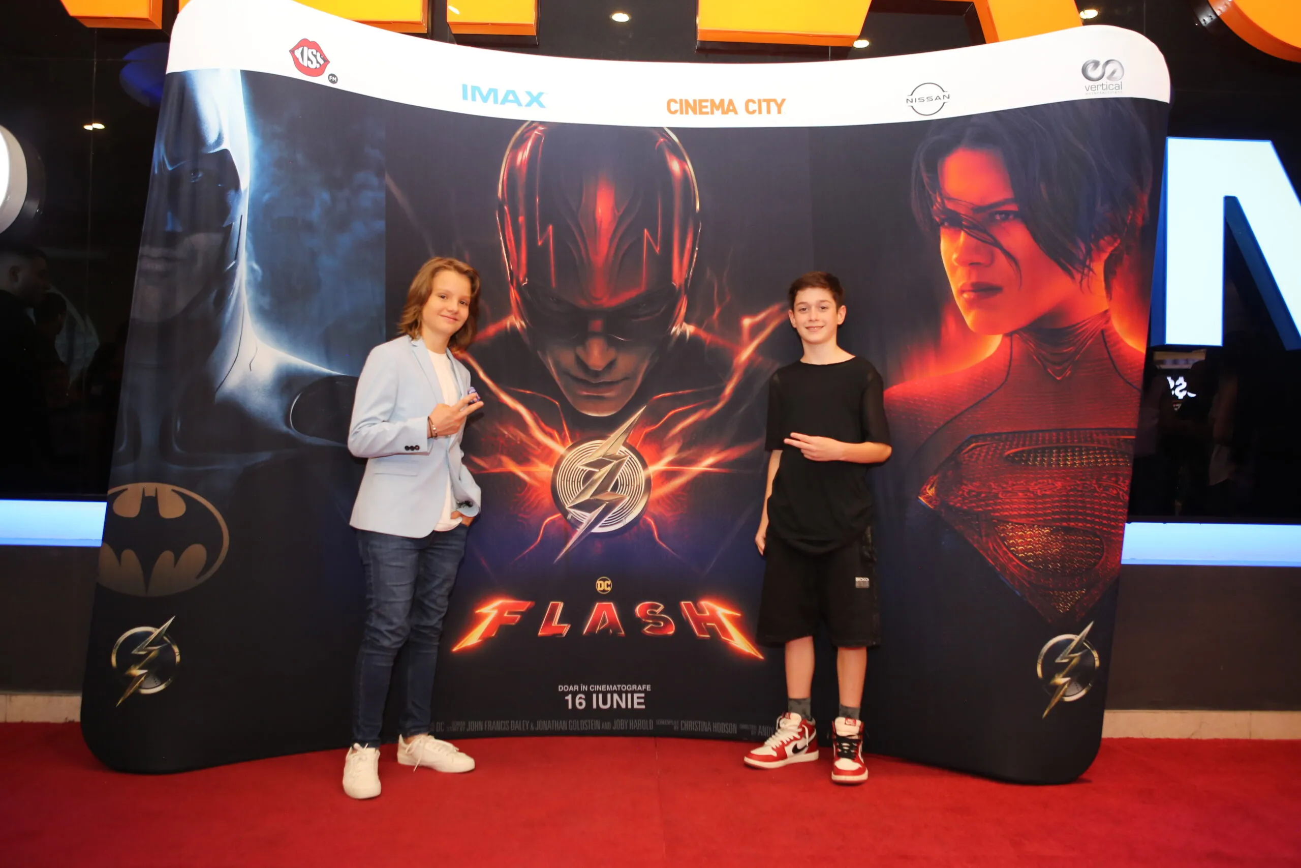 Avanpremiera filmului FLASH a surprins fanii Universului DC din rândul vedetelor autohtone
