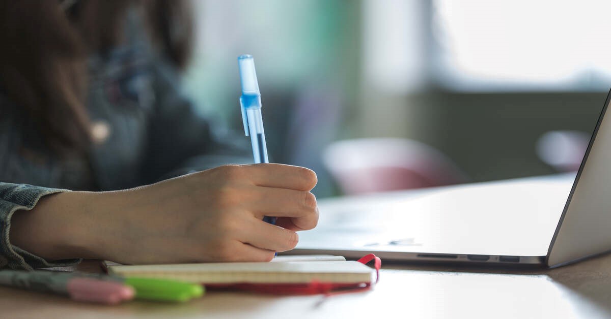 Laptopurile potrivite studiului individual: Care sunt cele mai eficiente variante pentru studenți?
