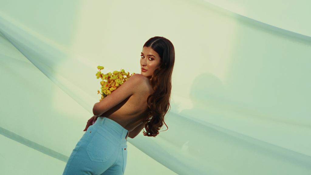 Cine este artista care a refuzat burse la 3 facultăți din America pentru a-și urma visul în România