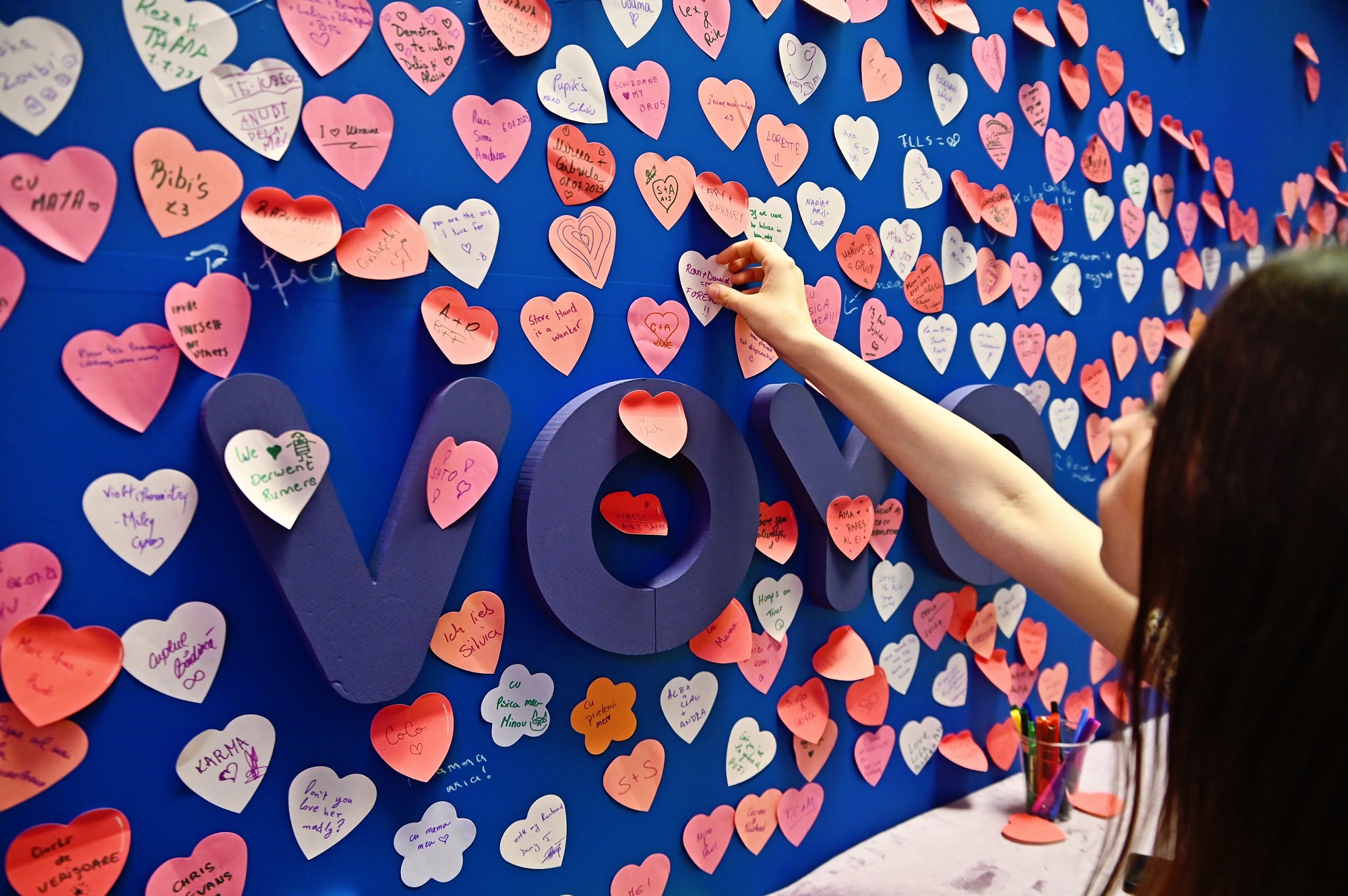 Mii de romani au decorat instalatia Love Island Romania expusa la cel mai mare eveniment national de arta: Art Safari Love Edition