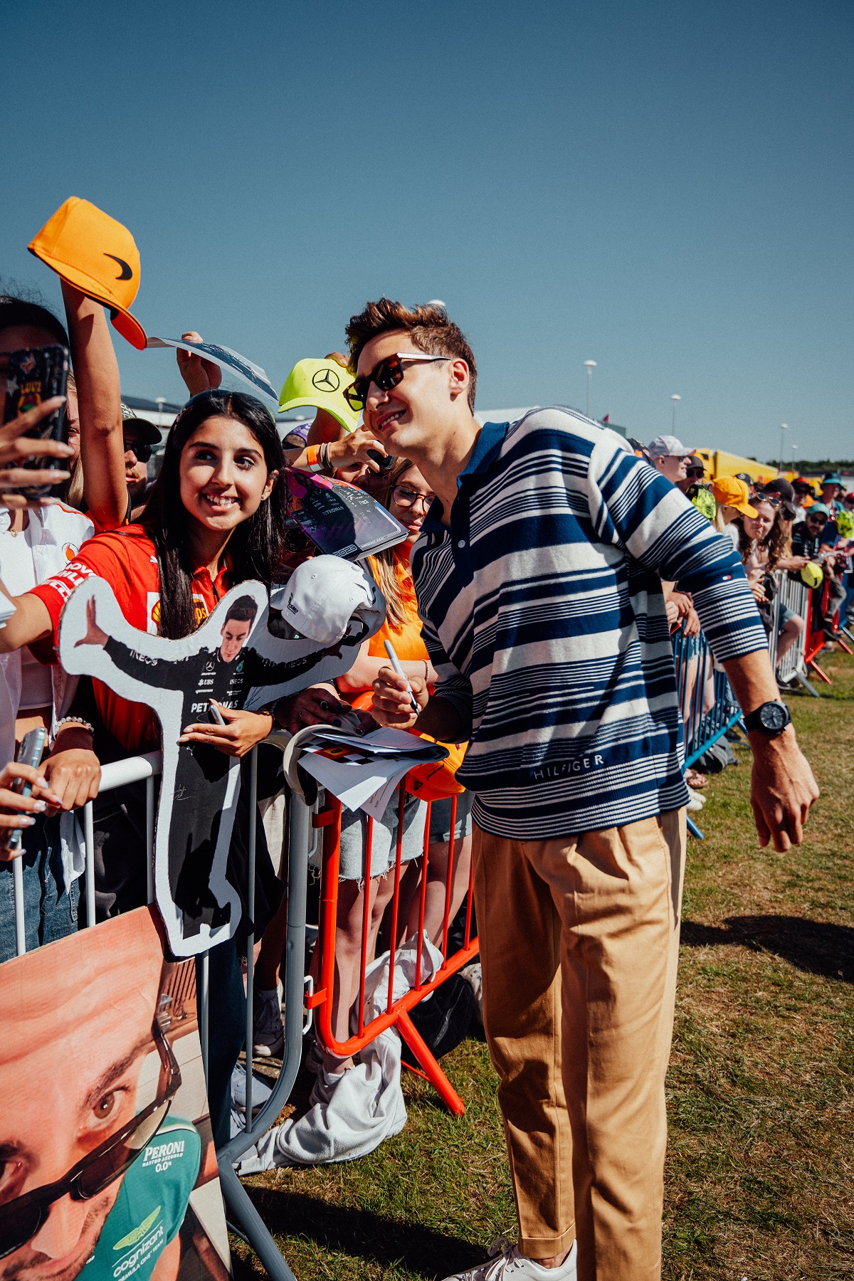 George Russell a purtat colectia Tommy Hilfiger Vara 2023 la marele premiu F1 de la Silverstone