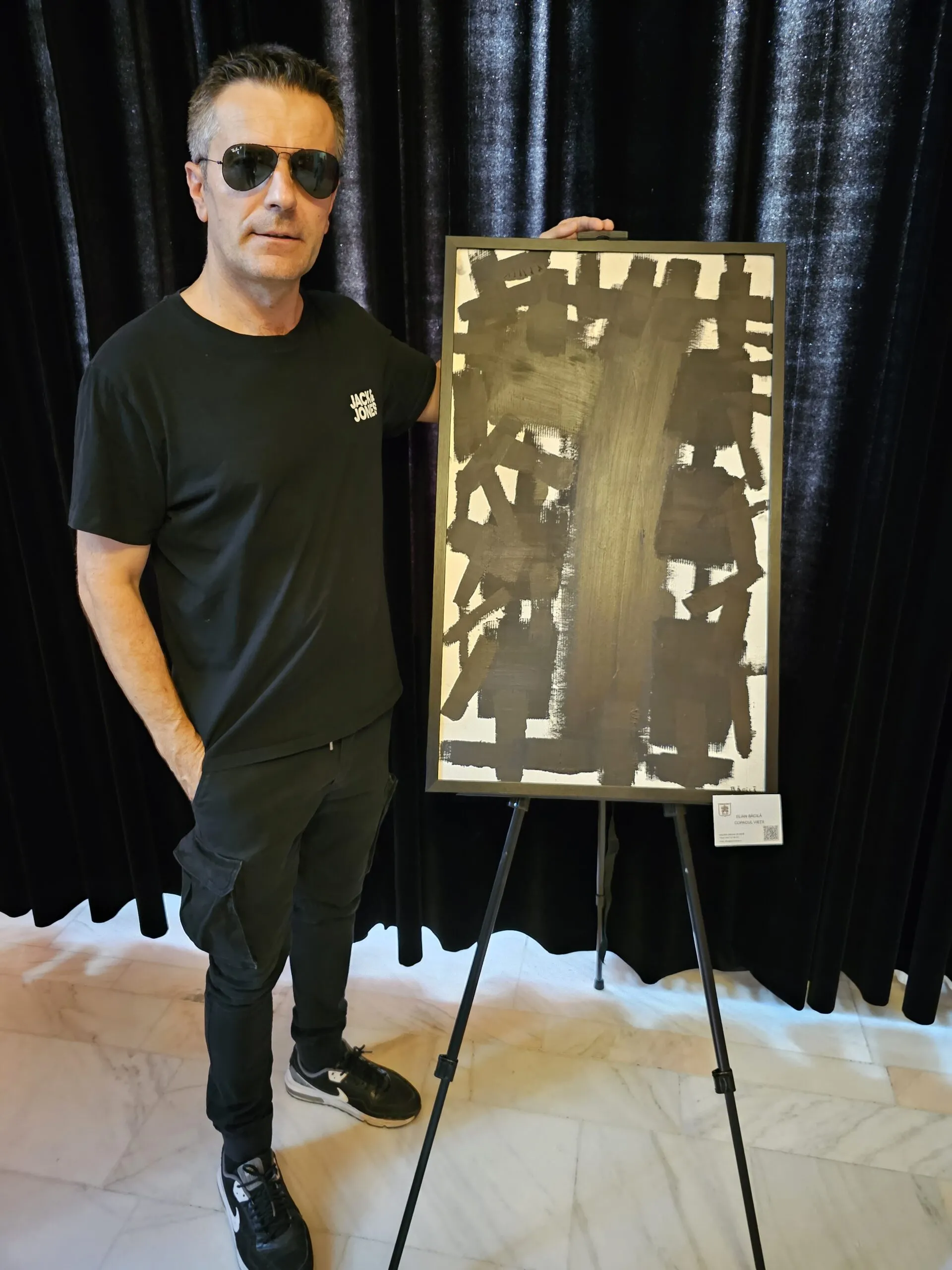 Elian Băcilă – “Pictorul de Negru”, într-o expoziție cu tematica „Flori”. Cum arată lucrarea sa?