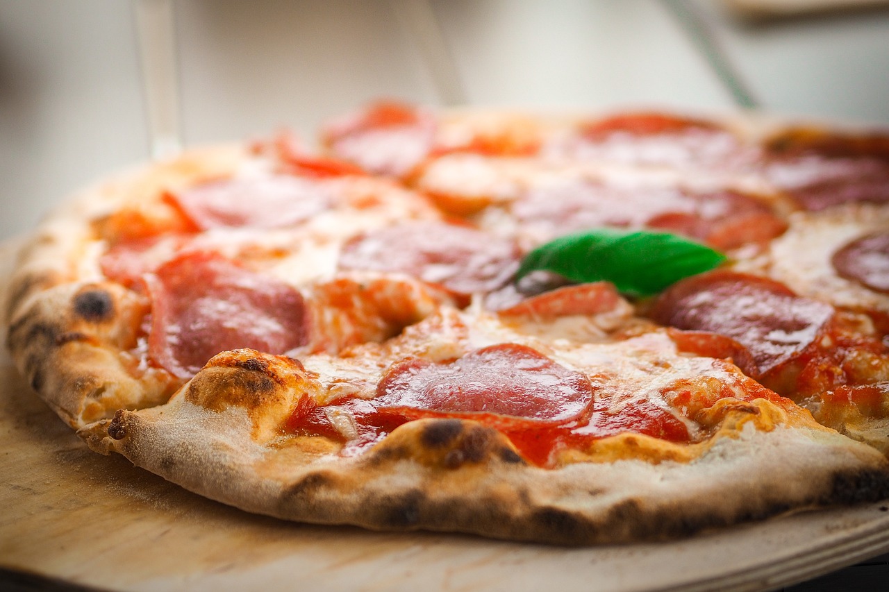 Diversitatea pe Farfurie: Cum Burgerii, Pizza și Mâncarea Chinezească Construiesc Poduri Culturale