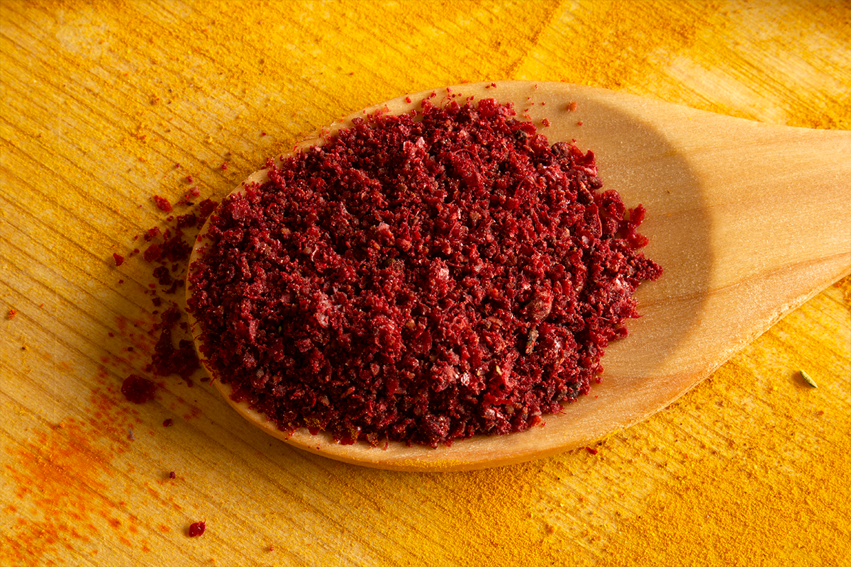 Sumacul: Un condiment versatil cu multiple beneficii