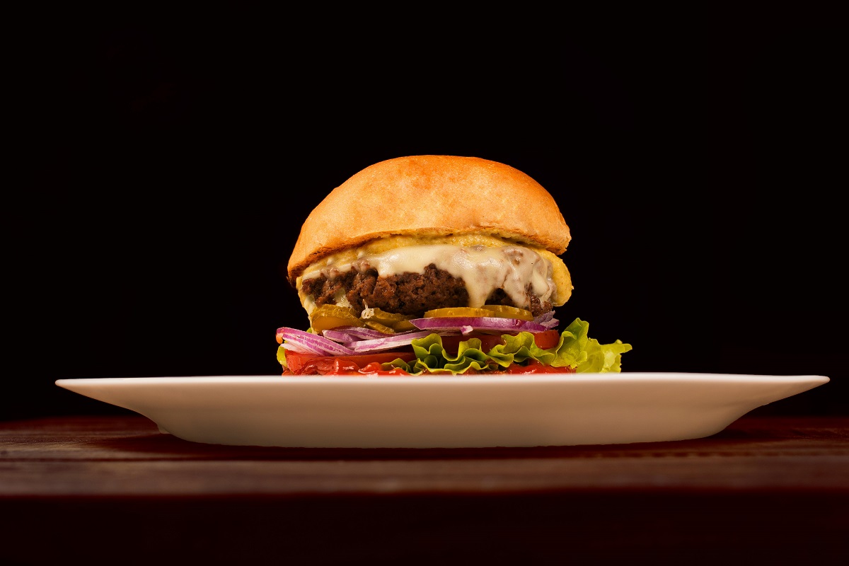 Hamburgeri savuroși fără compromis: cum să-i gătești cu ajutorul friteuzei cu aer cald