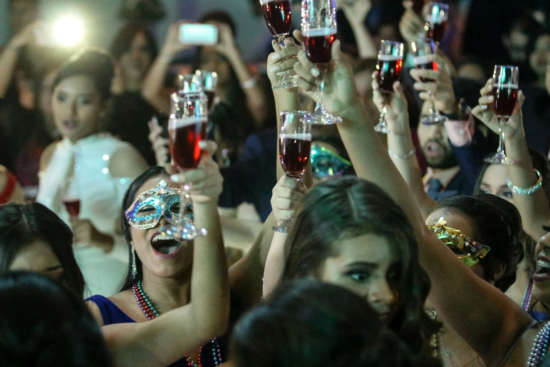 Cum să ai un look wow de Revelion fără să cheltuiești mult