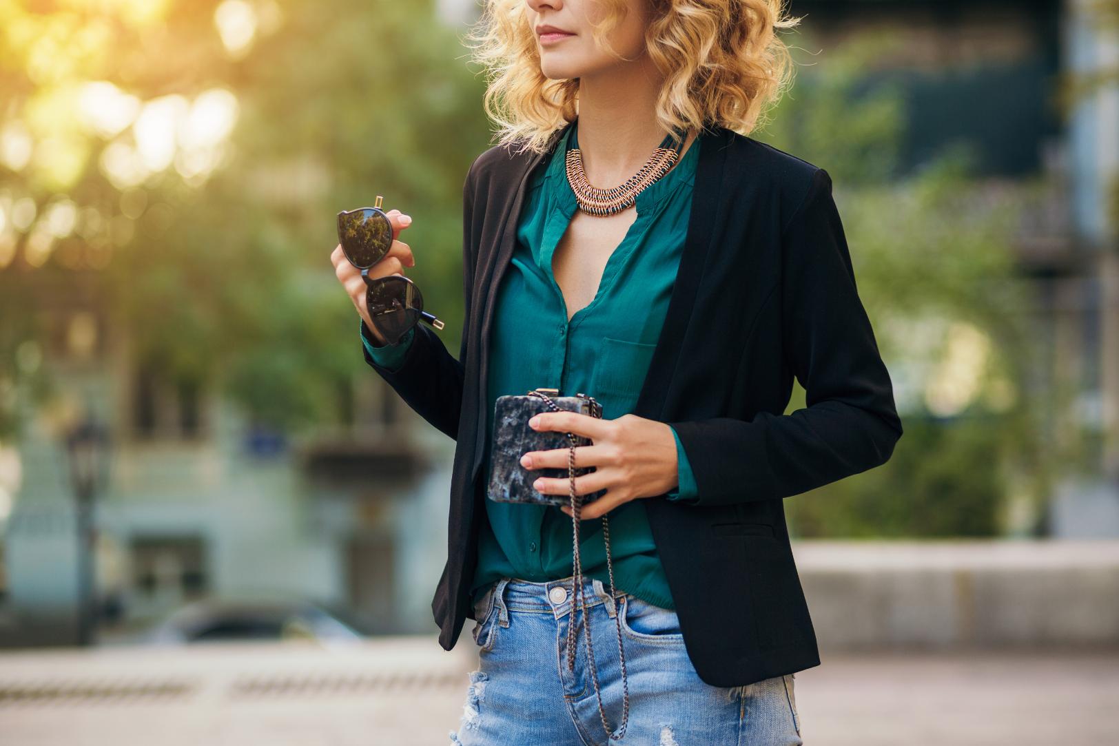 Cum să accesorizezi ținutele simple pentru un look sofisticat