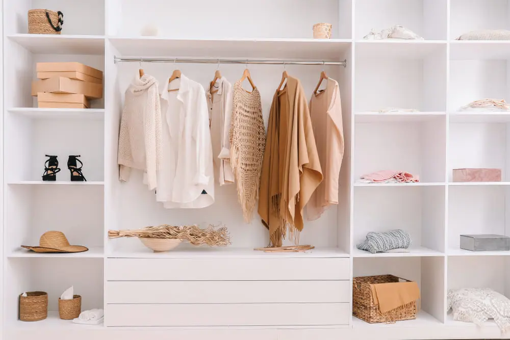 Capsule wardrobe. Ce înseamnă și cum îți organizezi hainele ca un pro