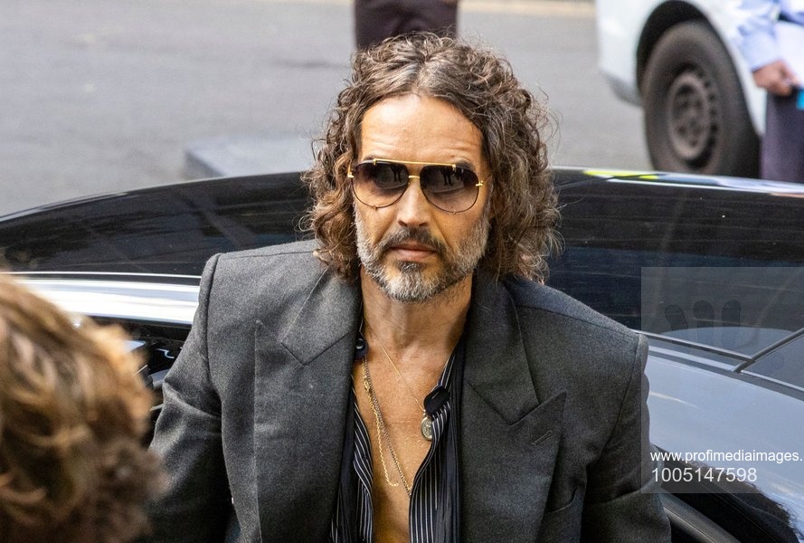 Russell Brand neagă acuzațiile de viol și agresiune sexuală în fața instanței din Londra