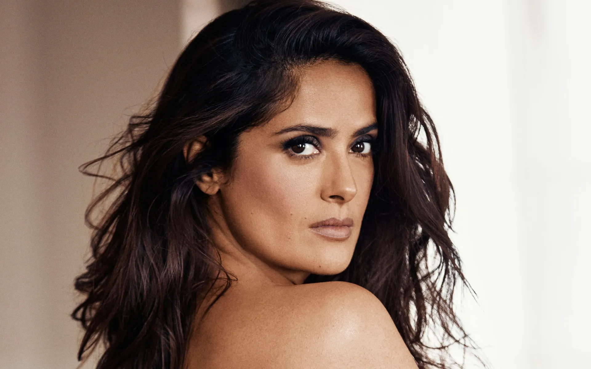 Salma Hayek, WOW la 58 de ani! Cum arată actrița în bikini pe coperta Sports Illustrated