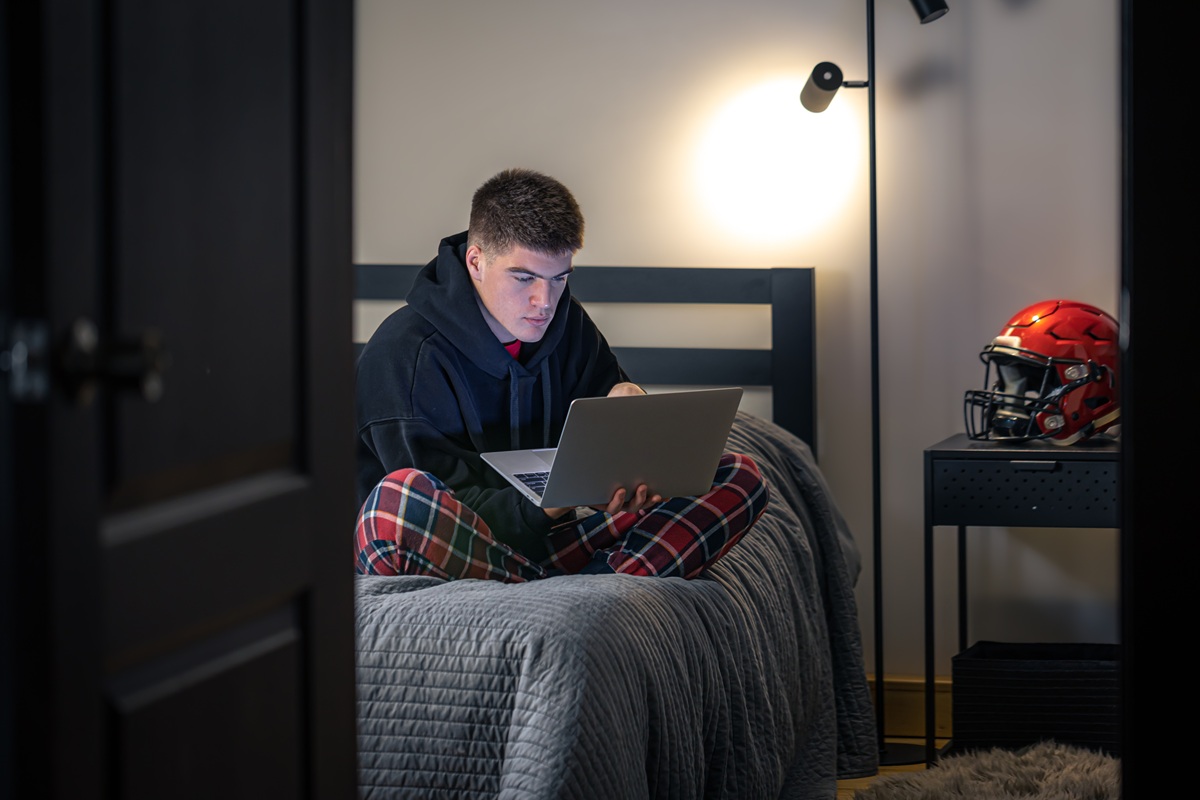 Camera adolescentului modern: cum să o faci mai relaxantă și funcțională