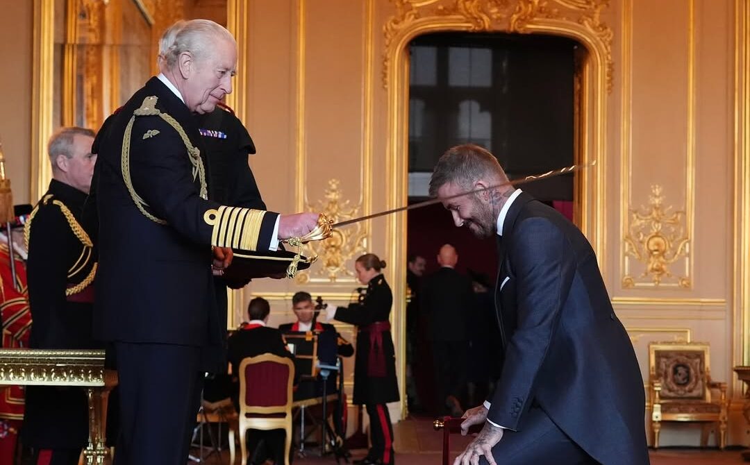 Regele Charles îl decorează pe David Beckham; Victoria Beckham primește un titlu onorific