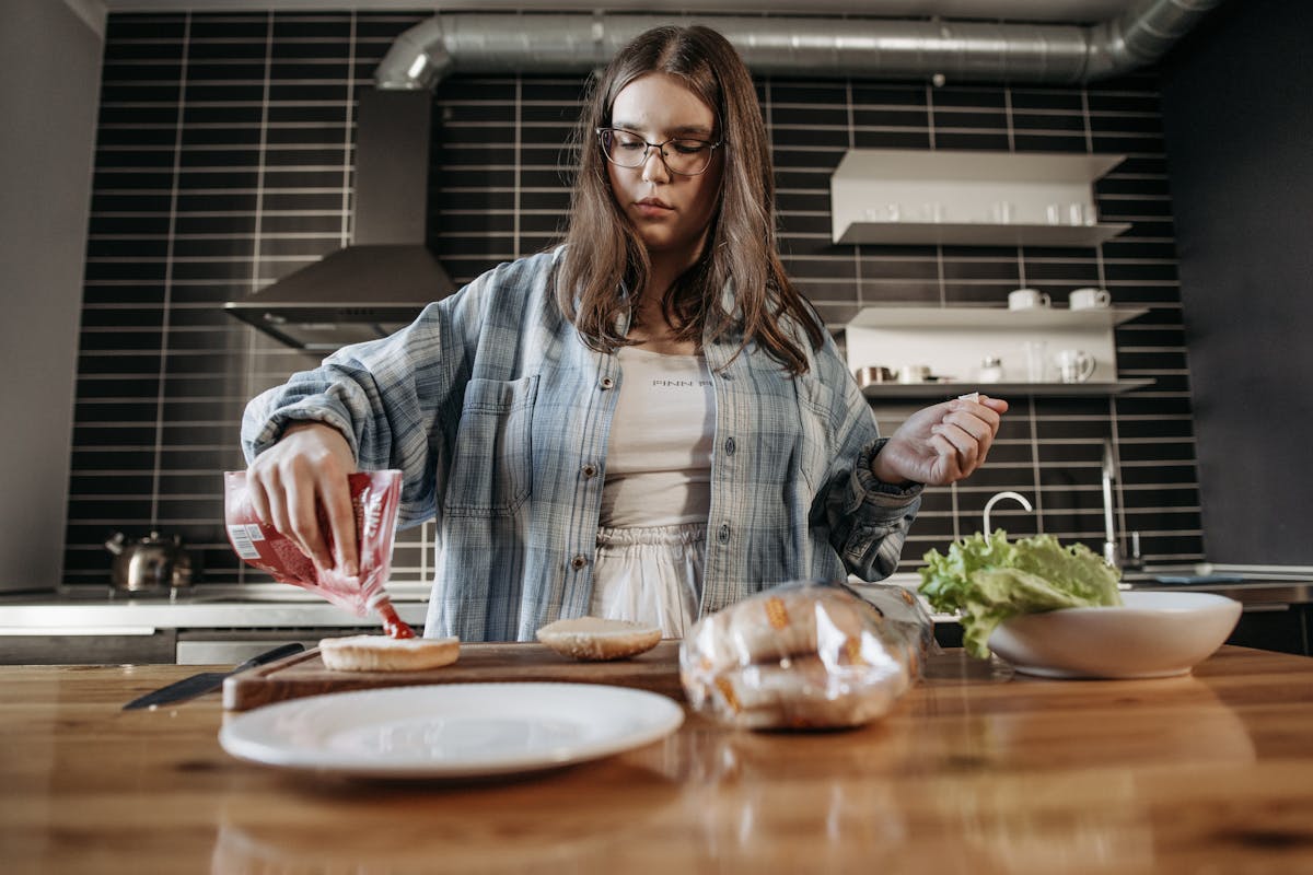 Bucătăria modernă și echipamentele care definesc stilul tinerilor de astăzi