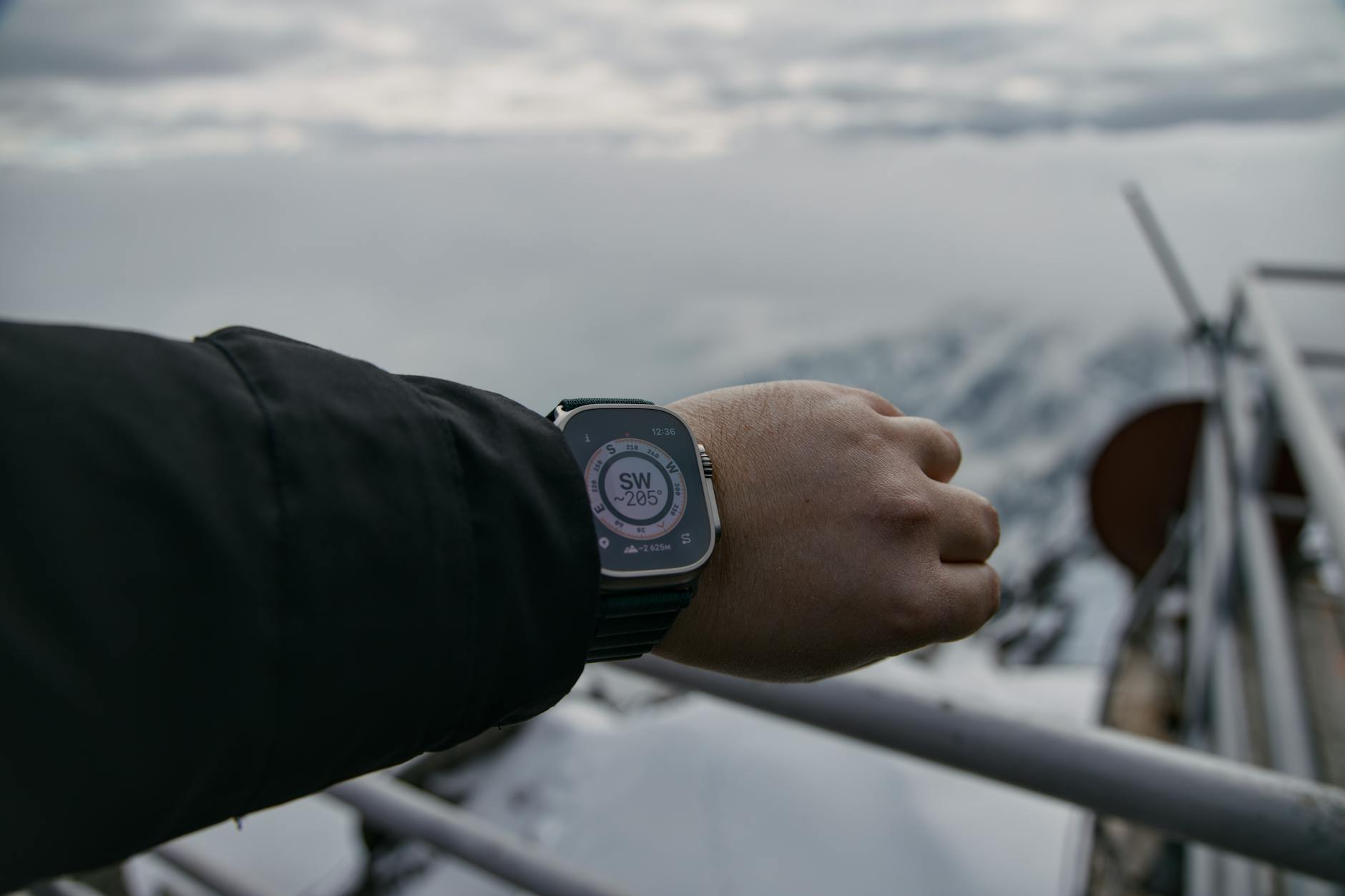 Apple Watch Ultra 2 sau Garmin Fenix pentru sportivi 2026