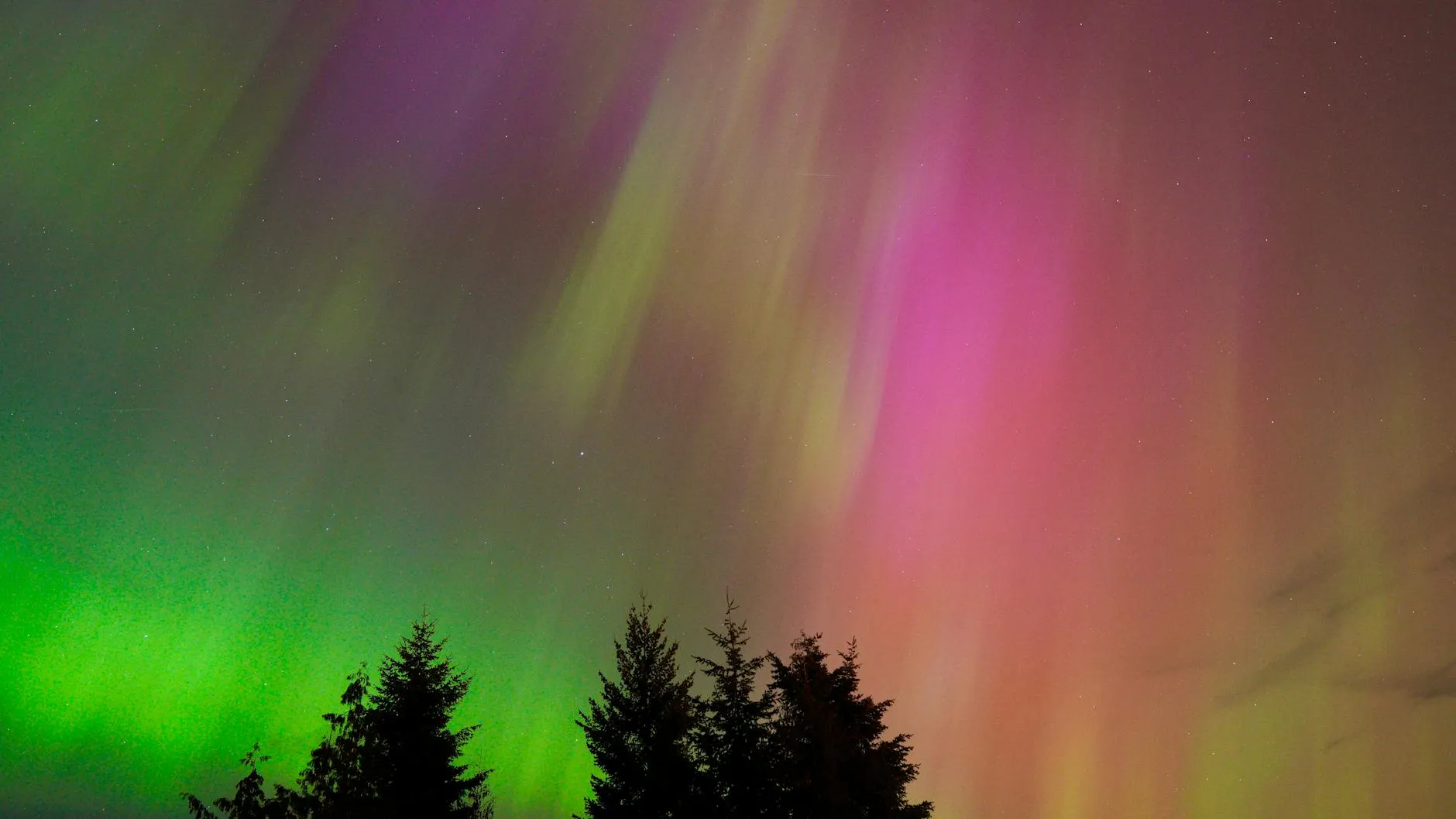 Aurora Boreală a aprins cerul României. O furtună solară rară