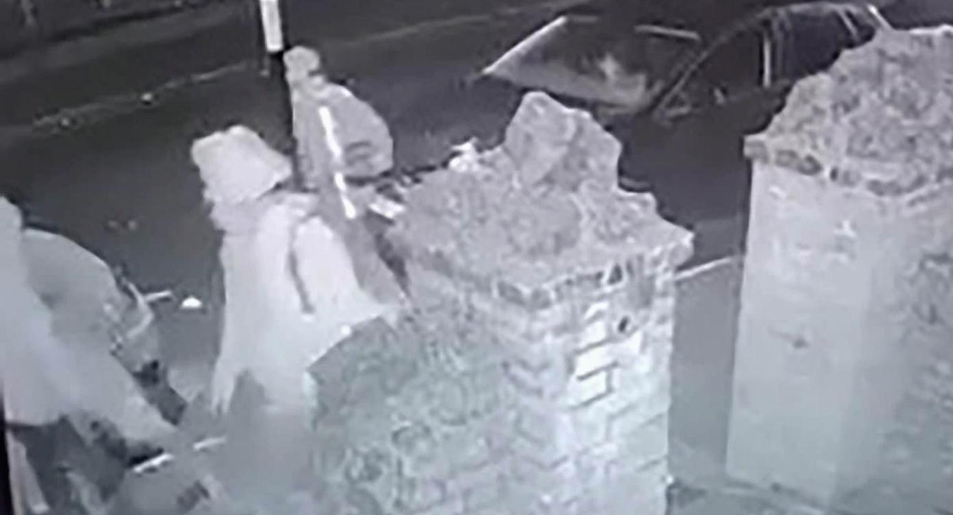 Bătrân tâlhărit cu cuțitul în Londra. Trecătorii, martori tăcuți la atacul filmat