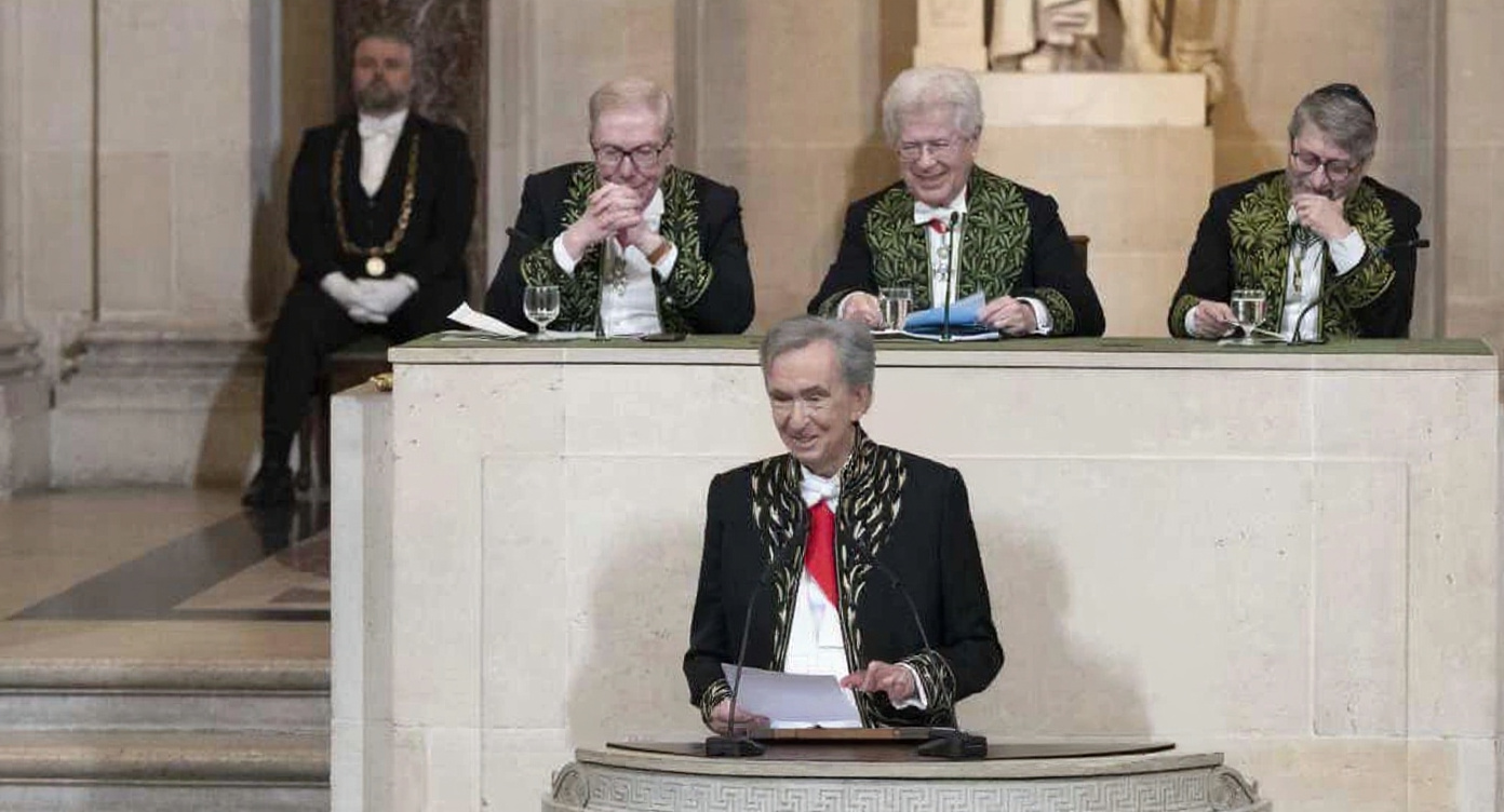 Bernard Arnault, șeful LVMH, primește onorurile Academiei Franceze