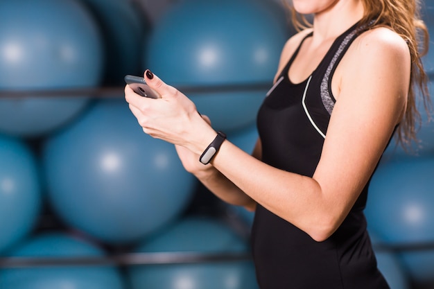 Brățări de fitness ieftine: Cele mai bune opțiuni în 2026