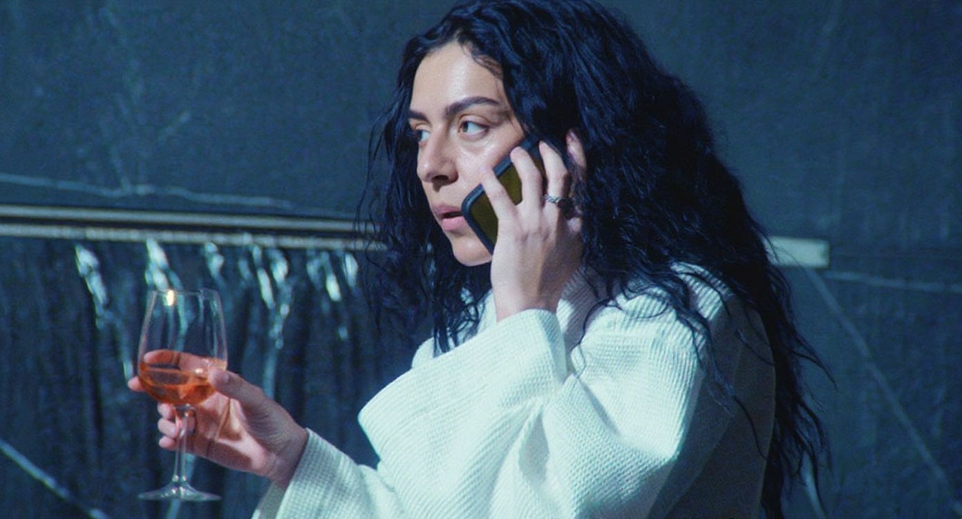 Charli XCX zguduie Berlinala, Huppert vampirizează ecranul
