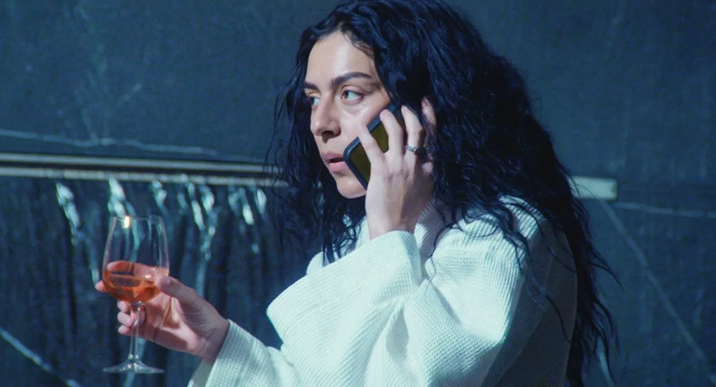 Charli XCX zguduie Berlinala, Huppert vampirizează ecranul