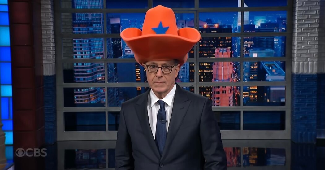 Prezentatorii TV americani ironizează pălăria cowboy a lui Kristi Noem