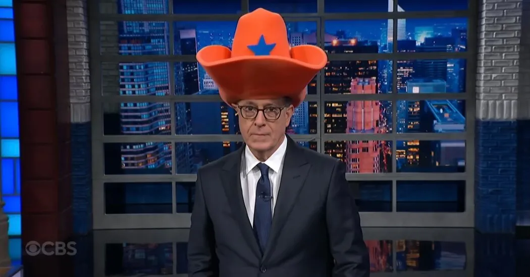 Prezentatorii TV americani ironizează pălăria cowboy a lui Kristi Noem
