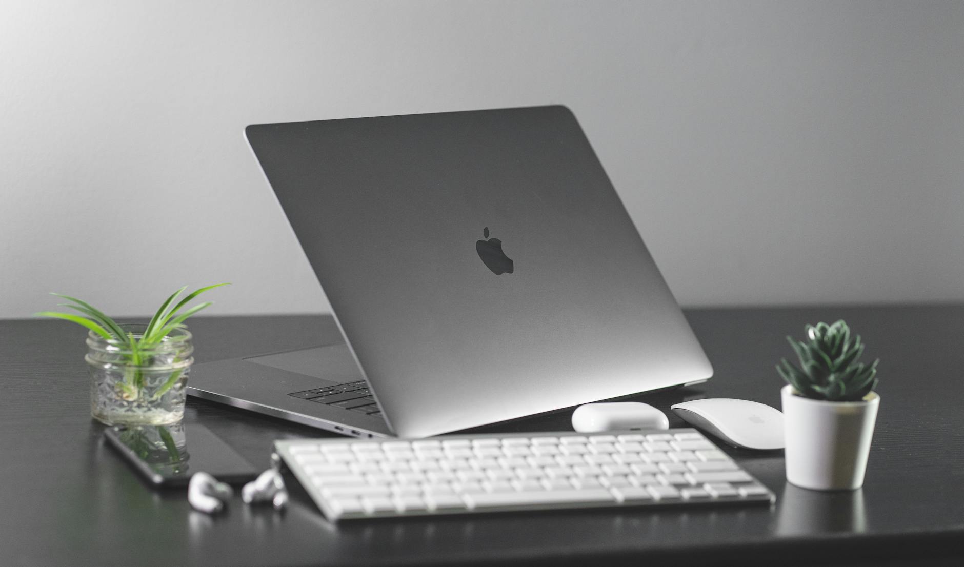 Top 10 laptopuri Apple în 2026 pentru orice buget și nevoie