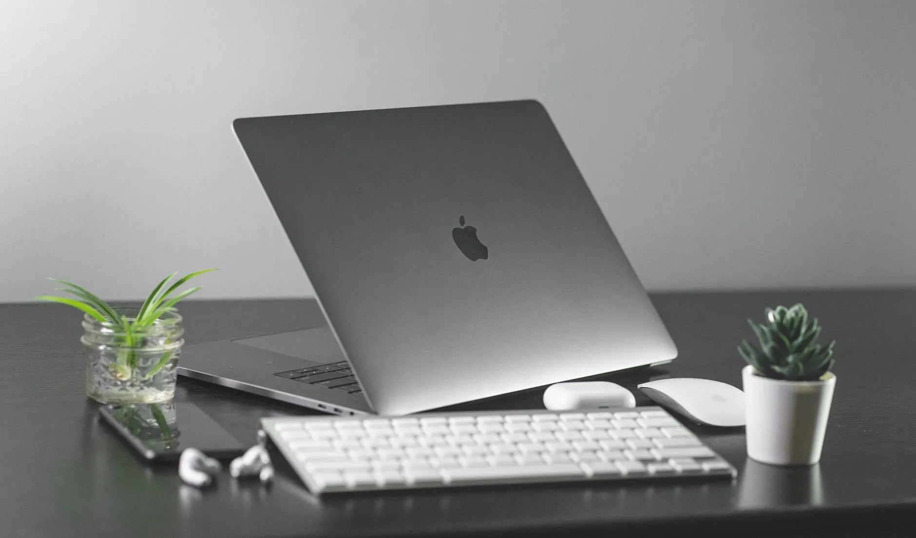 Top 10 laptopuri Apple în 2026 pentru orice buget și nevoie